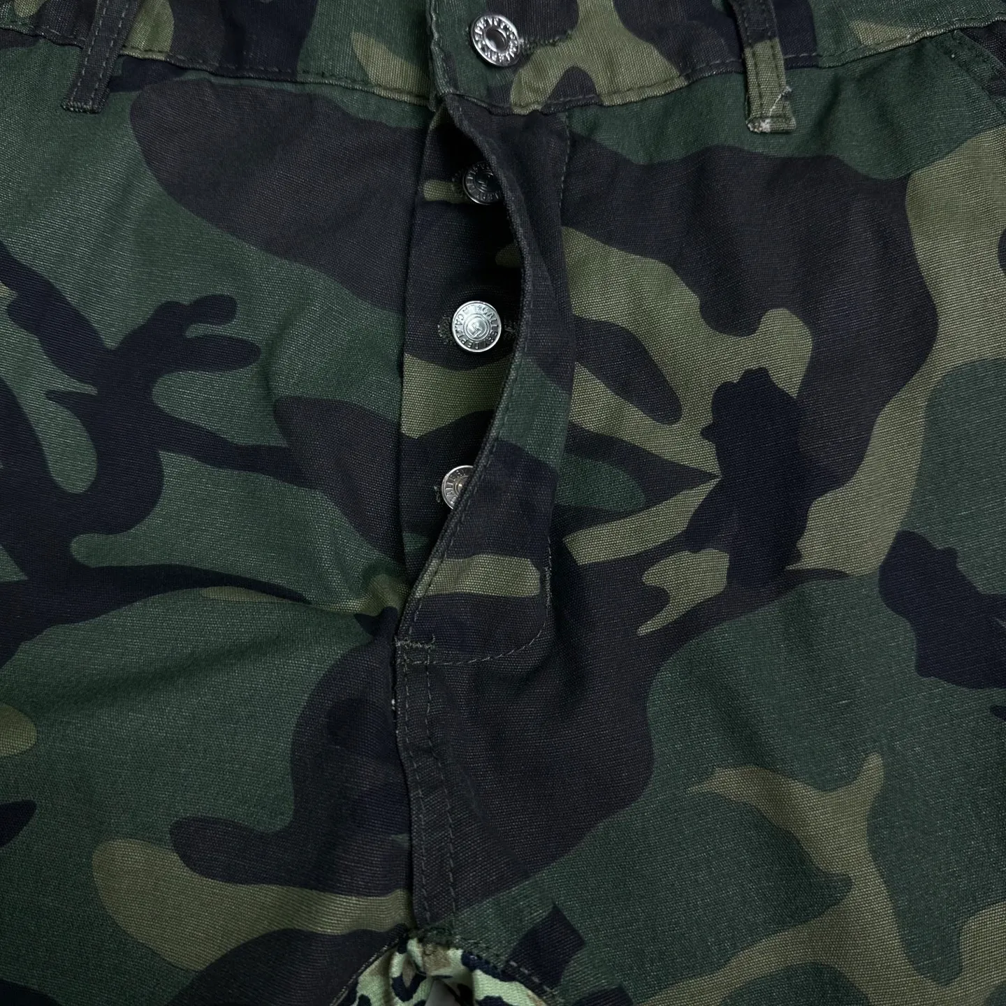 P250 GALLERY DEPT. 2025 new camouflage patchwork hand-painted multi-pocket couple style loose bootcut jeans 🔥High version🔥High version🔥Top ceiling quality Styles with different washed textures, very friendly to people with thin legs and thick legs, the bootcut version is very flattering to the leg shape Moderate length that never goes out of style, easy to match with casually, basic styling for various styles, a must-have in the wardrobe! The fabric is stiff but also makes the upper body soft without losing texture. The washing process is even more perfect. It is a must-have item for everyone! ! ! Washed wheat, hang tag, pants label, complete with three labels Color: camouflage green Size: 28, 30, 32, 34, 36 (five sizes)